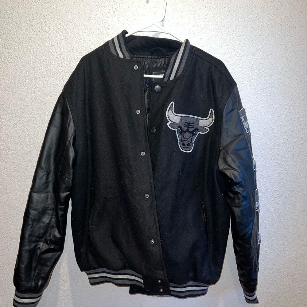 XL Chicago bulls letterman jacket.